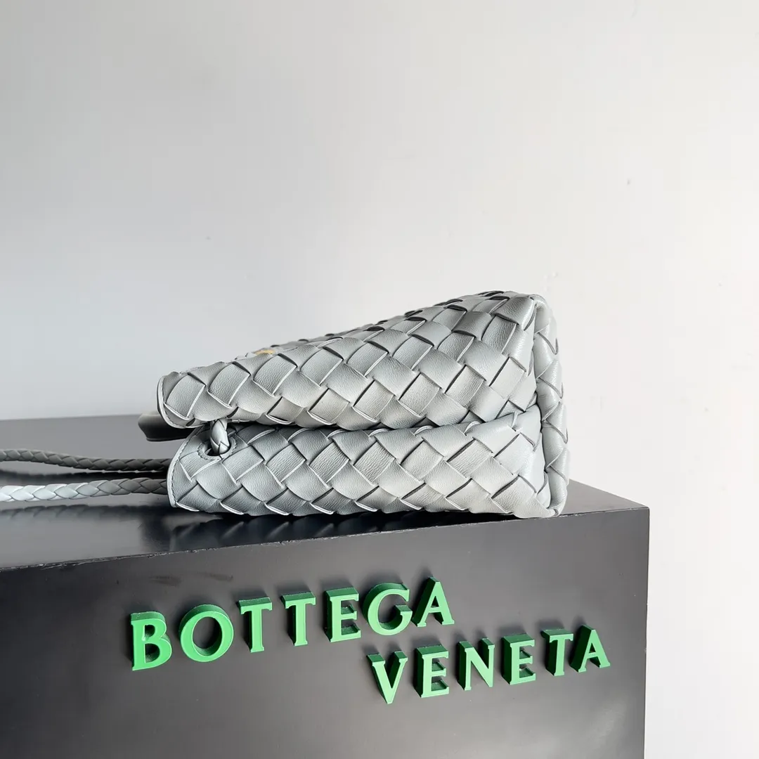 The 2023 new Andiamo batch of 1860 BV has been shipped‼ ️Really popular🔥The new Andiamo woven handbag launched by Bottega Veneta this season is really popular all over the world! ! Celebrities at home and abroad have worn it, and Oscar-winning actress Michelle Yeoh has taken it out on the street. Song Jia, Trai Yara, Yu Feihong, Sanji Ayaka, Rosie Hunting-Whiteley, Yoshioka Riho, etc. have all picked up this bag. It is classic and versatile, showing off its temperament, and the bag capacity is also large, which is very convenient for daily commuting! ! A variety of carrying methods, the shoulder straps can be adjusted by yourself, the original lambskin feels soft and delicate, and the neutral style is made to break gender boundaries and bring a more practical and longer-lasting use experience. Andiamo, which has both elegant and casual styles, perfectly interprets the true appearance of "fashionable old money style". Style number: 743568 Size: 25*22*10.5cm